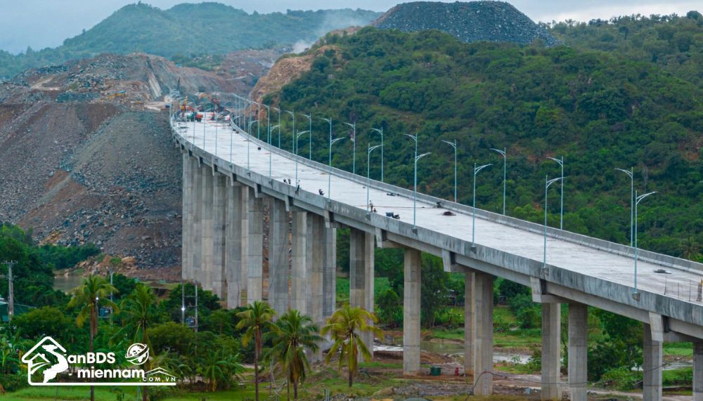 Cận cảnh hợp long cây cầu cao nhất trên cao tốc Cam Lâm - Vĩnh Hảo
