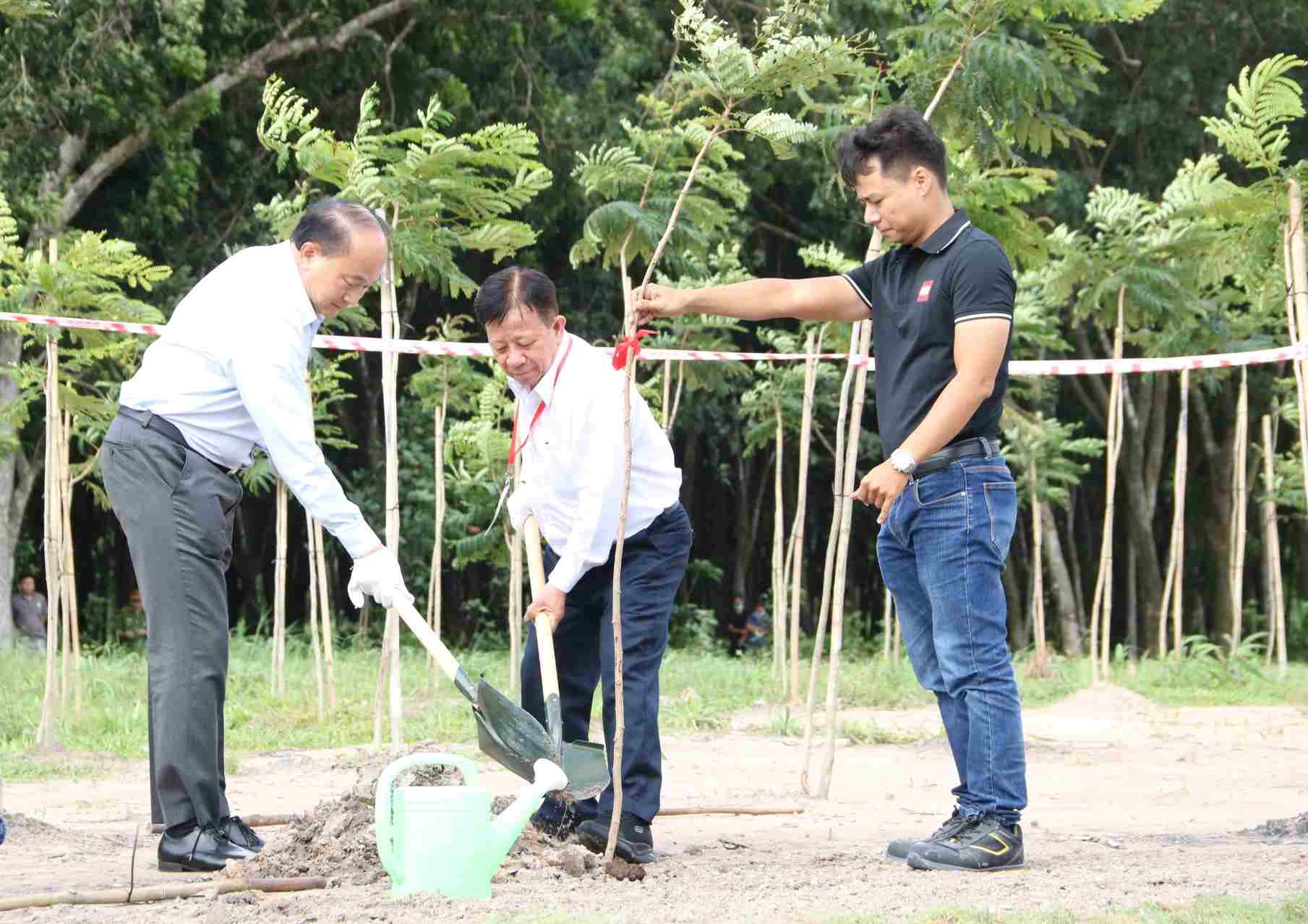 Nhà đầu tư trồng cây xanh để bù đắp cho những cây đã bị di dời để xây dựng nhà máy. Ảnh: Đình Trọng