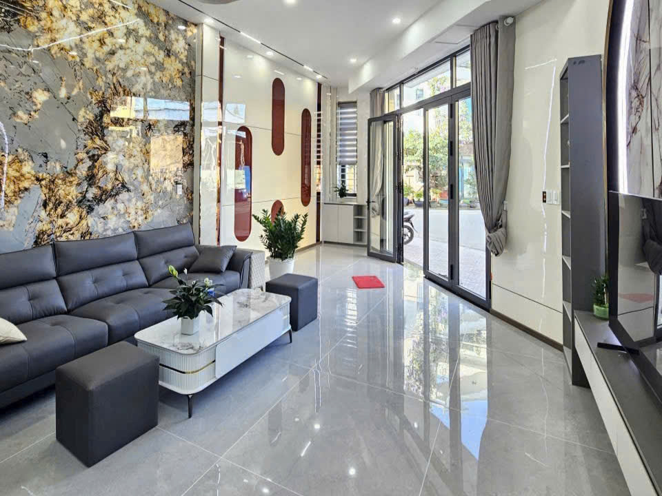 Căn góc 2 mặt tiền KDC Lê Phong Bình Chuẩn, Thuận An, nhà 3 lầu mới đẹp, full nội thất cao cấp.