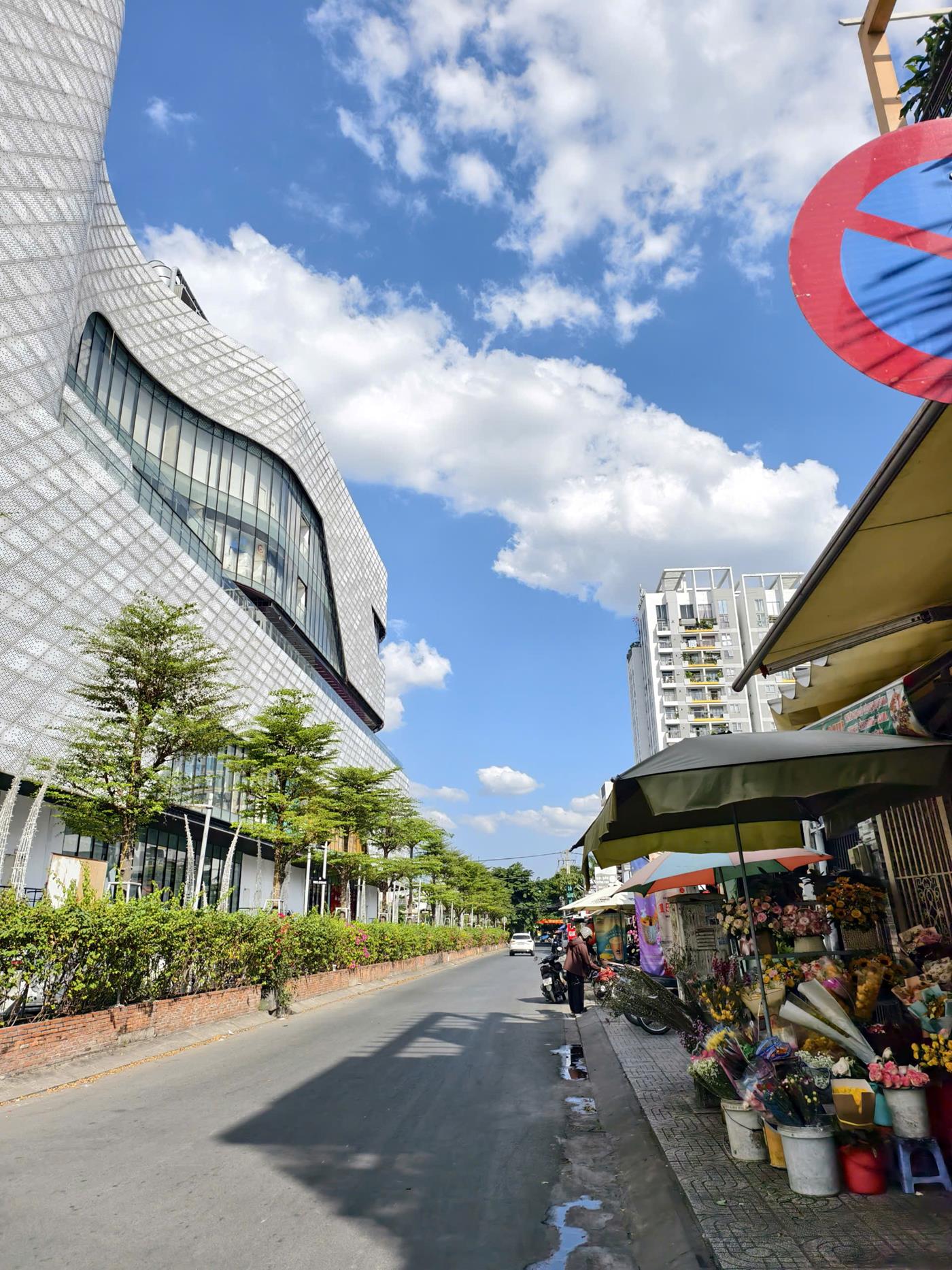 Bán Nhà Sát Vách Gigamall Phạm Văn Đồng - Hẻm Xe Hơi Ngủ Trong Nhà -Sân thượng rộng rãi- Giá 8.5 Tỷ
