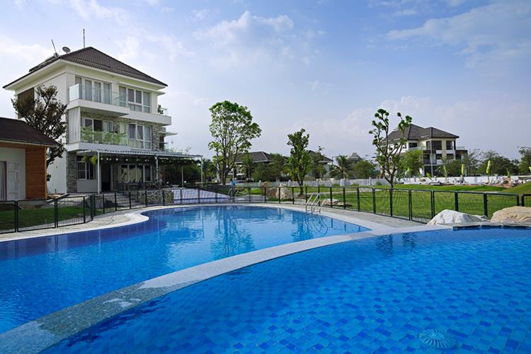 Hồ bơi tại biệt thự Jamona Home Resort Thủ Đức